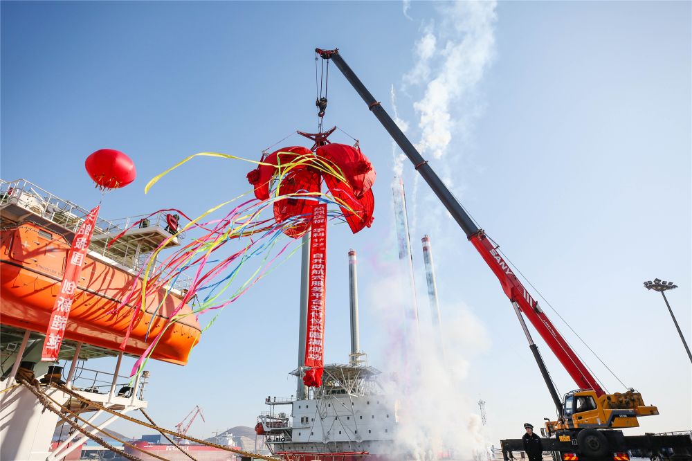 渤船重工建造的華科1號、2號自升助航式作業(yè)平臺命名交工