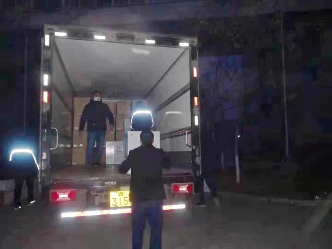 這樣深夜連續(xù)作業(yè)，已堅持了多日